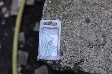 Şeffaf plastik kutuya vida yerleştirildi