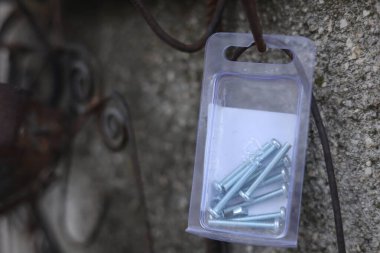 Şeffaf plastik kutuya vida yerleştirildi