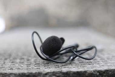 Klipsli mikrofon, kablolu yaka mikrofon.