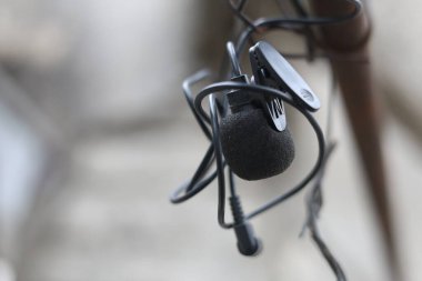 Klipsli mikrofon, kablolu yaka mikrofon.