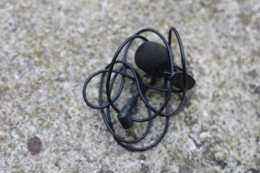 Klipsli mikrofon, kablolu yaka mikrofon.