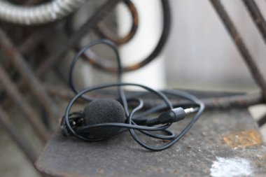 Klipsli mikrofon, kablolu yaka mikrofon.