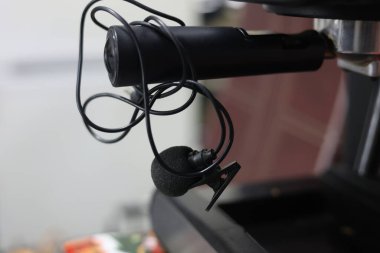 Klipsli mikrofon, kablolu yaka mikrofon.