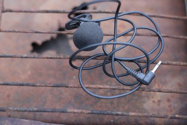 Klipsli mikrofon, kablolu yaka mikrofon.