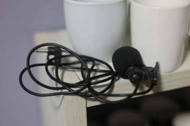 Klipsli mikrofon, kablolu yaka mikrofon.