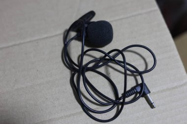Klipsli mikrofon, kablolu yaka mikrofon.