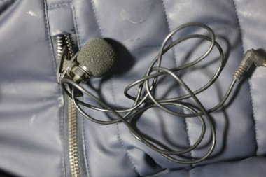 Klipsli mikrofon, kablolu yaka mikrofon.