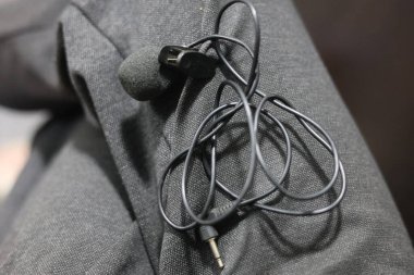 Klipsli mikrofon, kablolu yaka mikrofon.