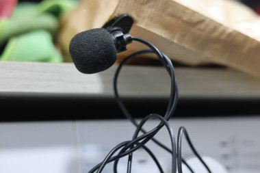 Klipsli mikrofon, kablolu yaka mikrofon.