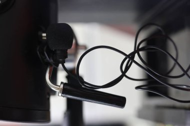 Klipsli mikrofon, kablolu yaka mikrofon.