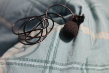 Klipsli mikrofon, kablolu yaka mikrofon.