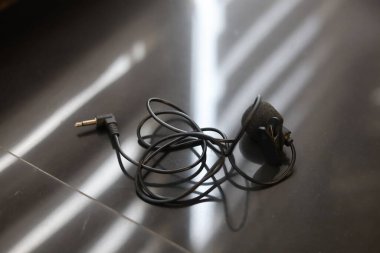 Klipsli mikrofon, kablolu yaka mikrofon.