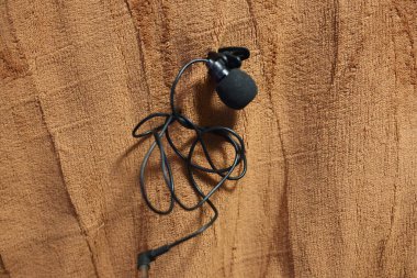 Klipsli mikrofon, kablolu yaka mikrofon.