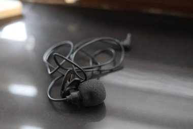 Klipsli mikrofon, kablolu yaka mikrofon.