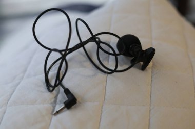 Klipsli mikrofon, kablolu yaka mikrofon.