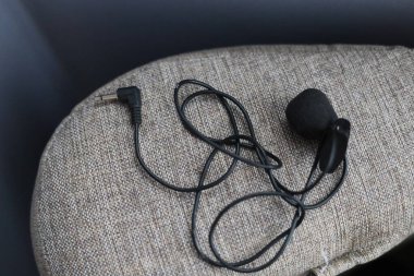 Klipsli mikrofon, kablolu yaka mikrofon.