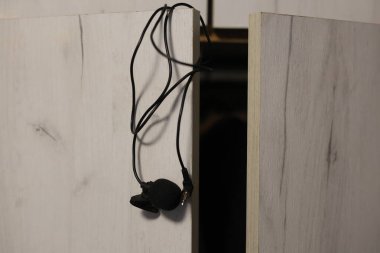 Klipsli mikrofon, kablolu yaka mikrofon.