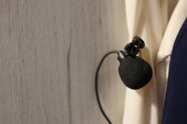 Klipsli mikrofon, kablolu yaka mikrofon.