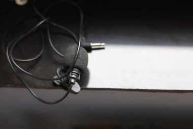 Klipsli mikrofon, kablolu yaka mikrofon.