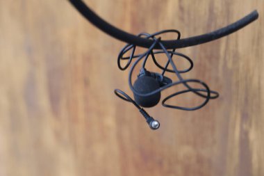 Klipsli mikrofon, kablolu yaka mikrofon.