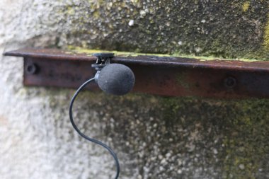 Klipsli mikrofon, kablolu yaka mikrofon.