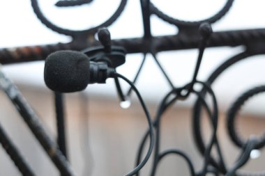 Klipsli mikrofon, kablolu yaka mikrofon.