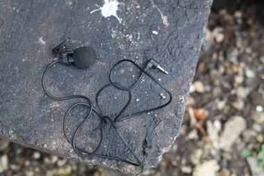 Klipsli mikrofon, kablolu yaka mikrofon.