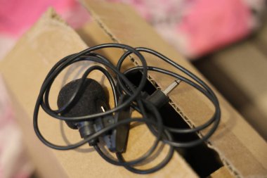 Klipsli mikrofon, kablolu yaka mikrofon.