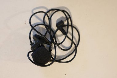 Klipsli mikrofon, kablolu yaka mikrofon.