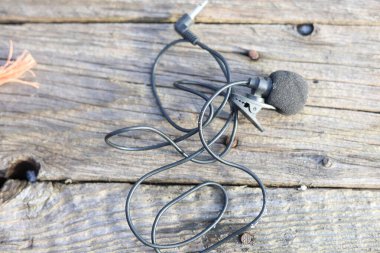 Klipsli mikrofon, kablolu yaka mikrofon.