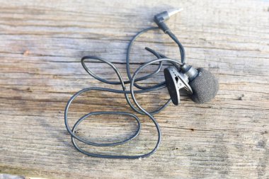 Klipsli mikrofon, kablolu yaka mikrofon.