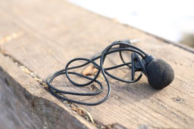 Klipsli mikrofon, kablolu yaka mikrofon.