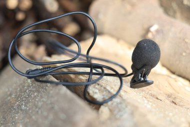 Klipsli mikrofon, kablolu yaka mikrofon.