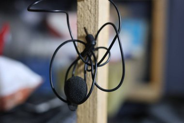 Klipsli mikrofon, kablolu yaka mikrofon.