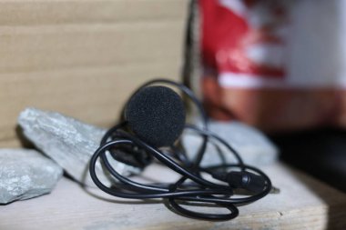 Klipsli mikrofon, kablolu yaka mikrofon.