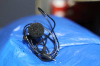 Klipsli mikrofon, kablolu yaka mikrofon.