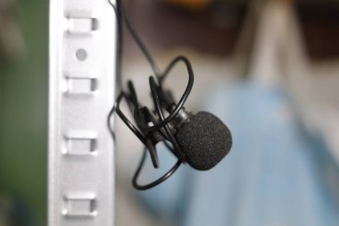 Klipsli mikrofon, kablolu yaka mikrofon.