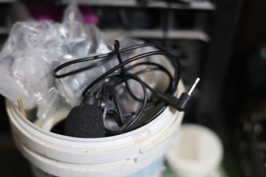 Klipsli mikrofon, kablolu yaka mikrofon.