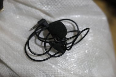 Klipsli mikrofon, kablolu yaka mikrofon.