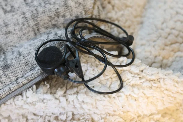 Klipsli mikrofon, kablolu yaka mikrofon.