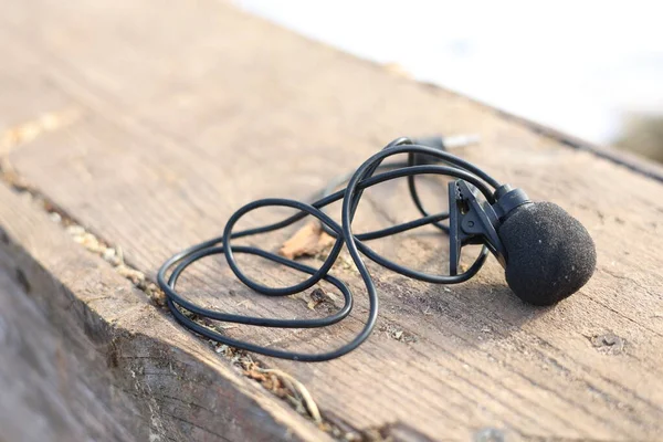 Klipsli mikrofon, kablolu yaka mikrofon.