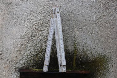 Eski kullanılmış ahşap marangozluk ölçüm aracı