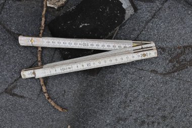 Eski kullanılmış ahşap marangozluk ölçüm aracı