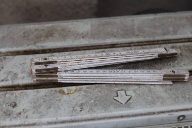 Eski kullanılmış ahşap marangozluk ölçüm aracı