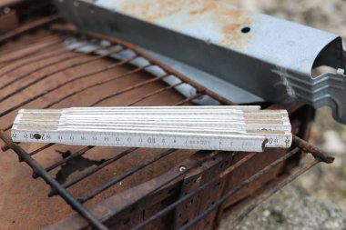 Eski kullanılmış ahşap marangozluk ölçüm aracı