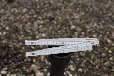 Eski kullanılmış ahşap marangozluk ölçüm aracı