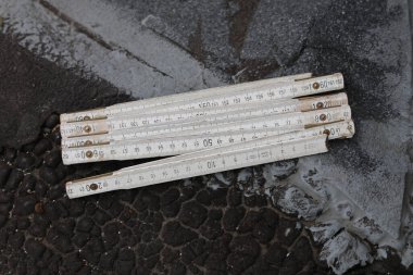 Eski kullanılmış ahşap marangozluk ölçüm aracı