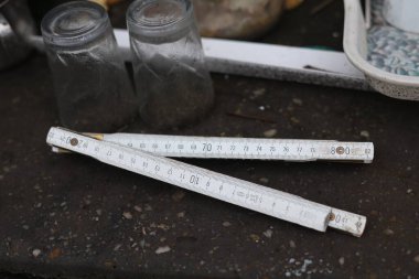 Eski kullanılmış ahşap marangozluk ölçüm aracı