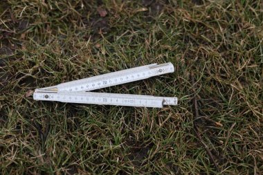 Eski kullanılmış ahşap marangozluk ölçüm aracı