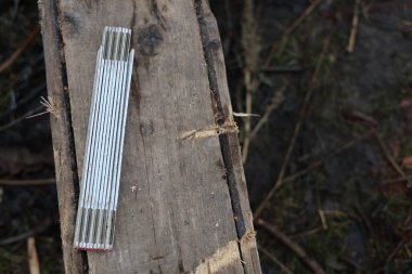 Eski kullanılmış ahşap marangozluk ölçüm aracı